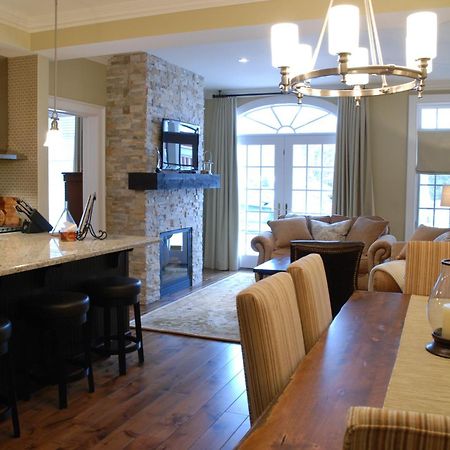 124 On Queen Hotel & Spa Niagara-on-the-Lake Luaran gambar A modern open-plan kitchen and dining room