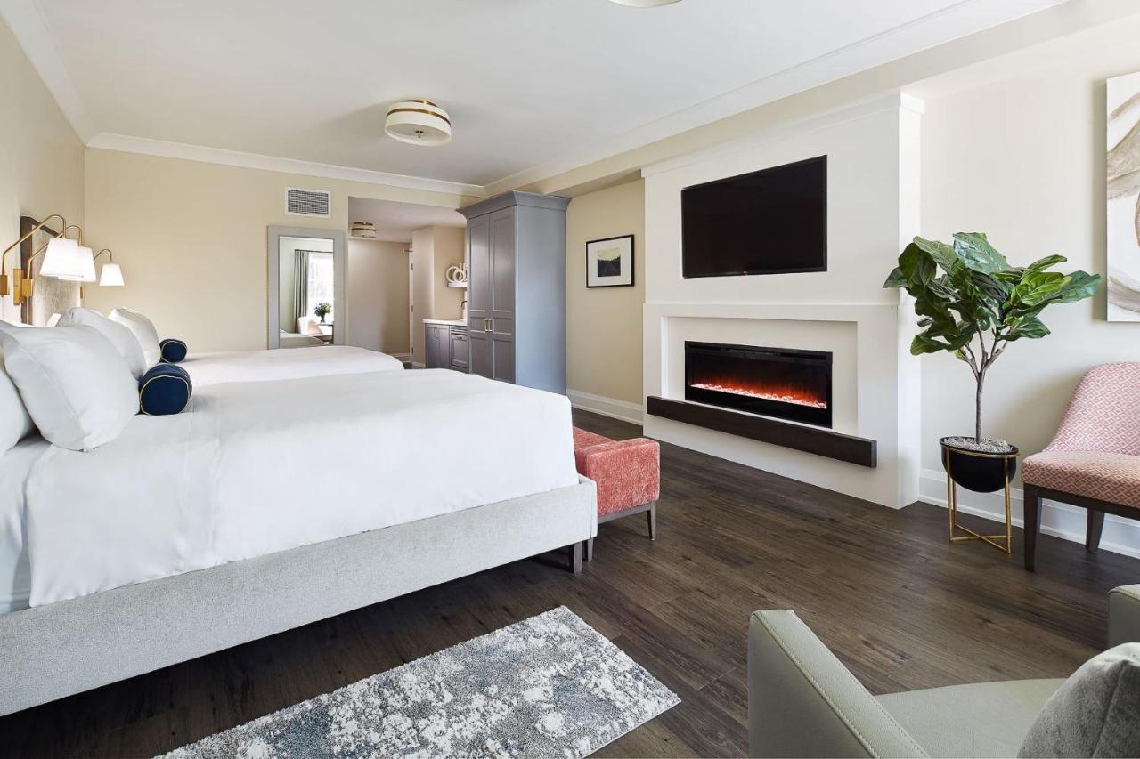 124 On Queen Hotel & Spa Niagara-on-the-Lake Luaran gambar A bedroom at the Beverly Hills Hotel