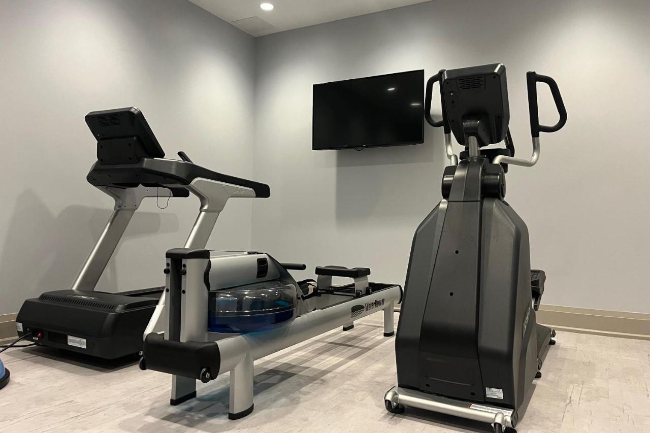 124 On Queen Hotel & Spa Niagara-on-the-Lake Luaran gambar A treadmill and elliptical trainer