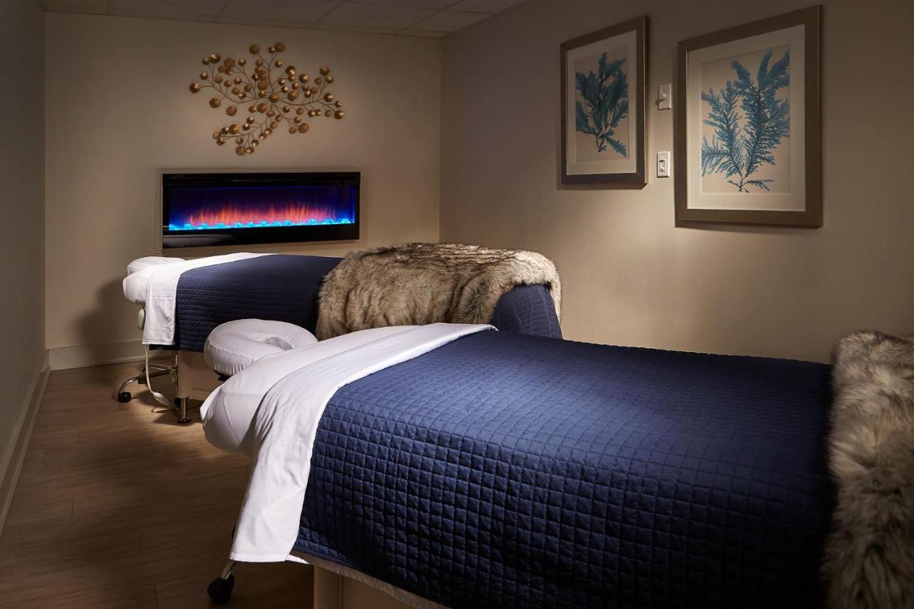 124 On Queen Hotel & Spa Niagara-on-the-Lake Luaran gambar A massage table