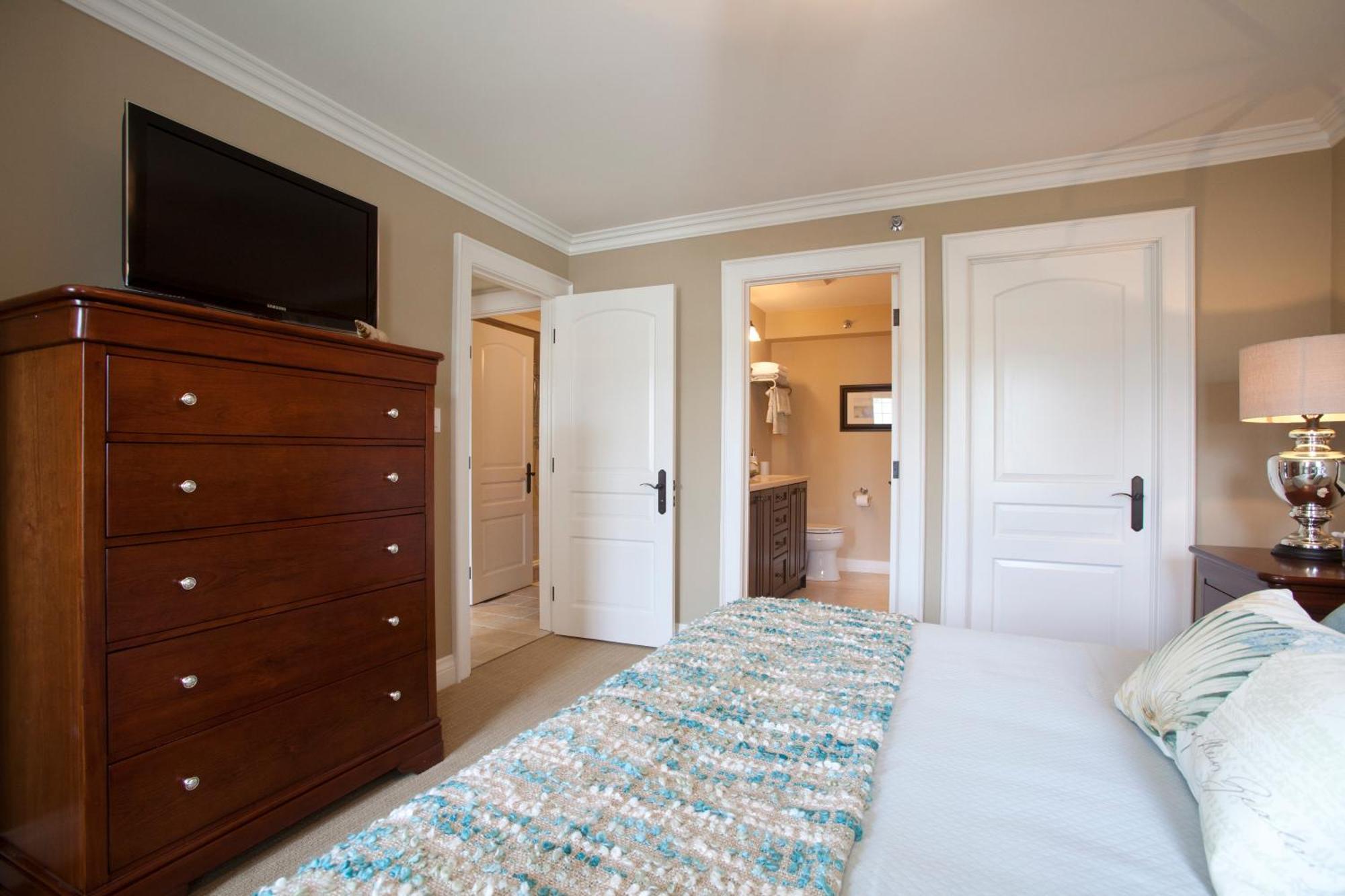 124 On Queen Hotel & Spa Niagara-on-the-Lake Luaran gambar A bedroom with a carpet