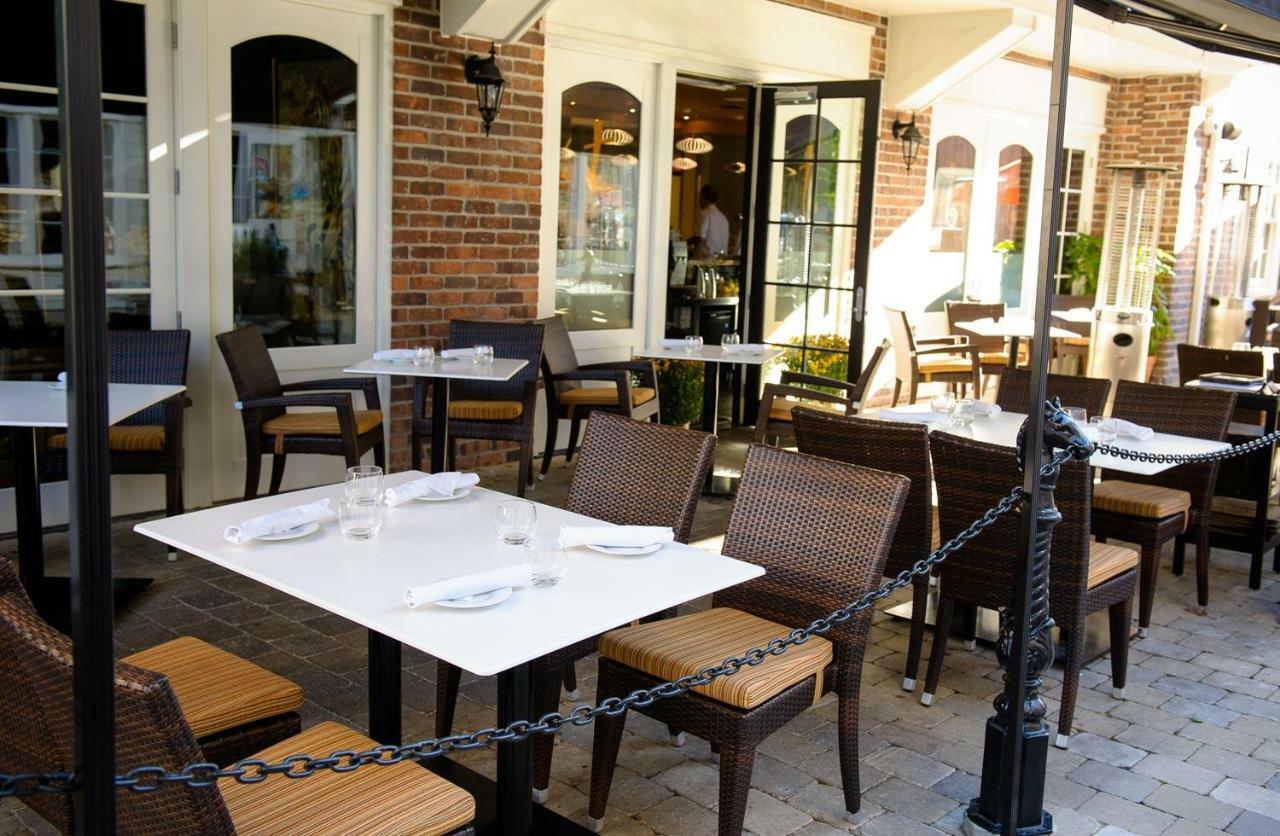 124 On Queen Hotel & Spa Niagara-on-the-Lake Luaran gambar The patio at the restaurant
