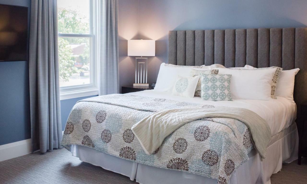 124 On Queen Hotel & Spa Niagara-on-the-Lake Luaran gambar A bedroom at the Inn at the Opera