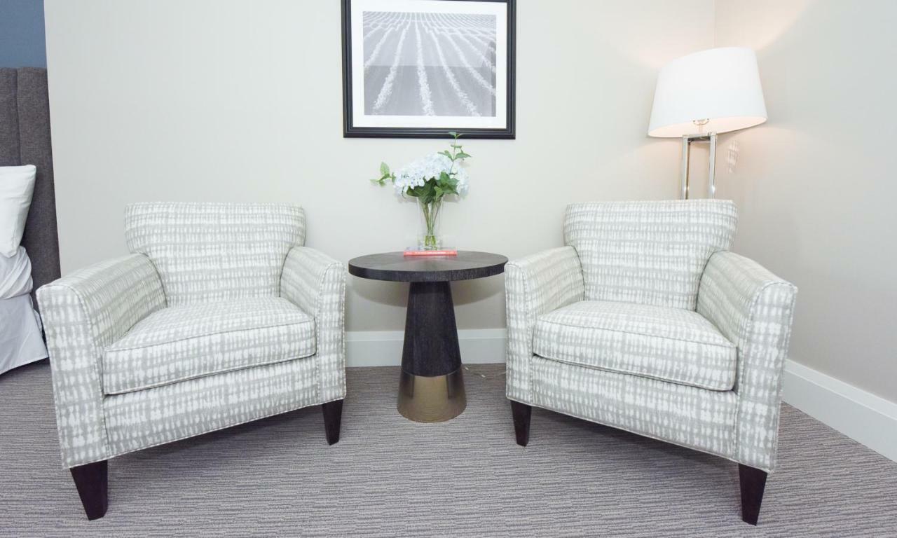 124 On Queen Hotel & Spa Niagara-on-the-Lake Luaran gambar A pair of club chairs