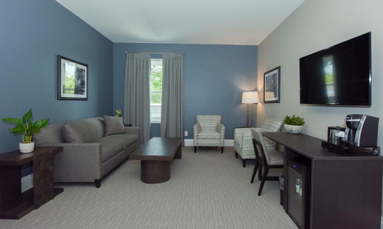 124 On Queen Hotel & Spa Niagara-on-the-Lake Luaran gambar A typical hotel room