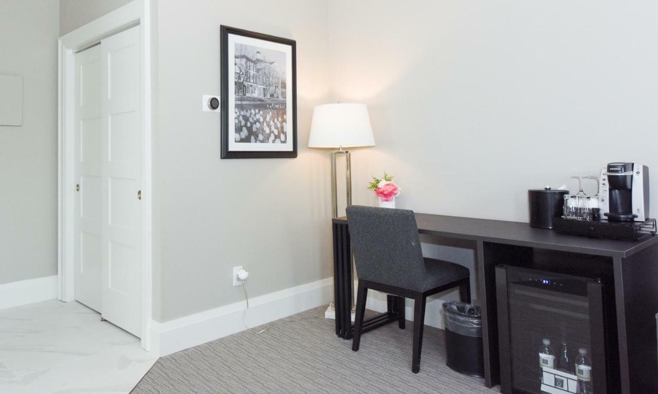 124 On Queen Hotel & Spa Niagara-on-the-Lake Luaran gambar A smart plug in a hotel room