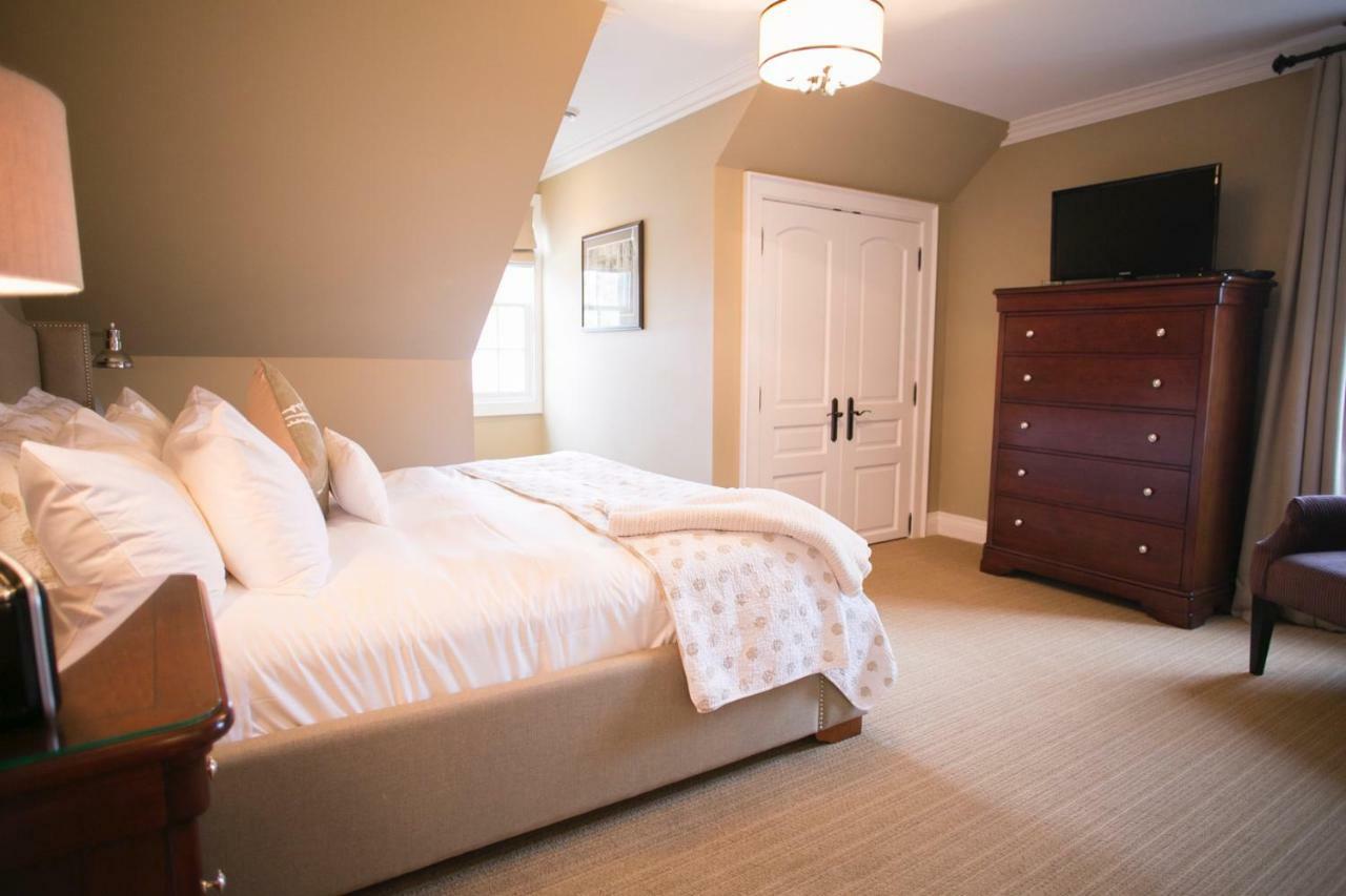 124 On Queen Hotel & Spa Niagara-on-the-Lake Luaran gambar A bedroom at the Inn at the Opera