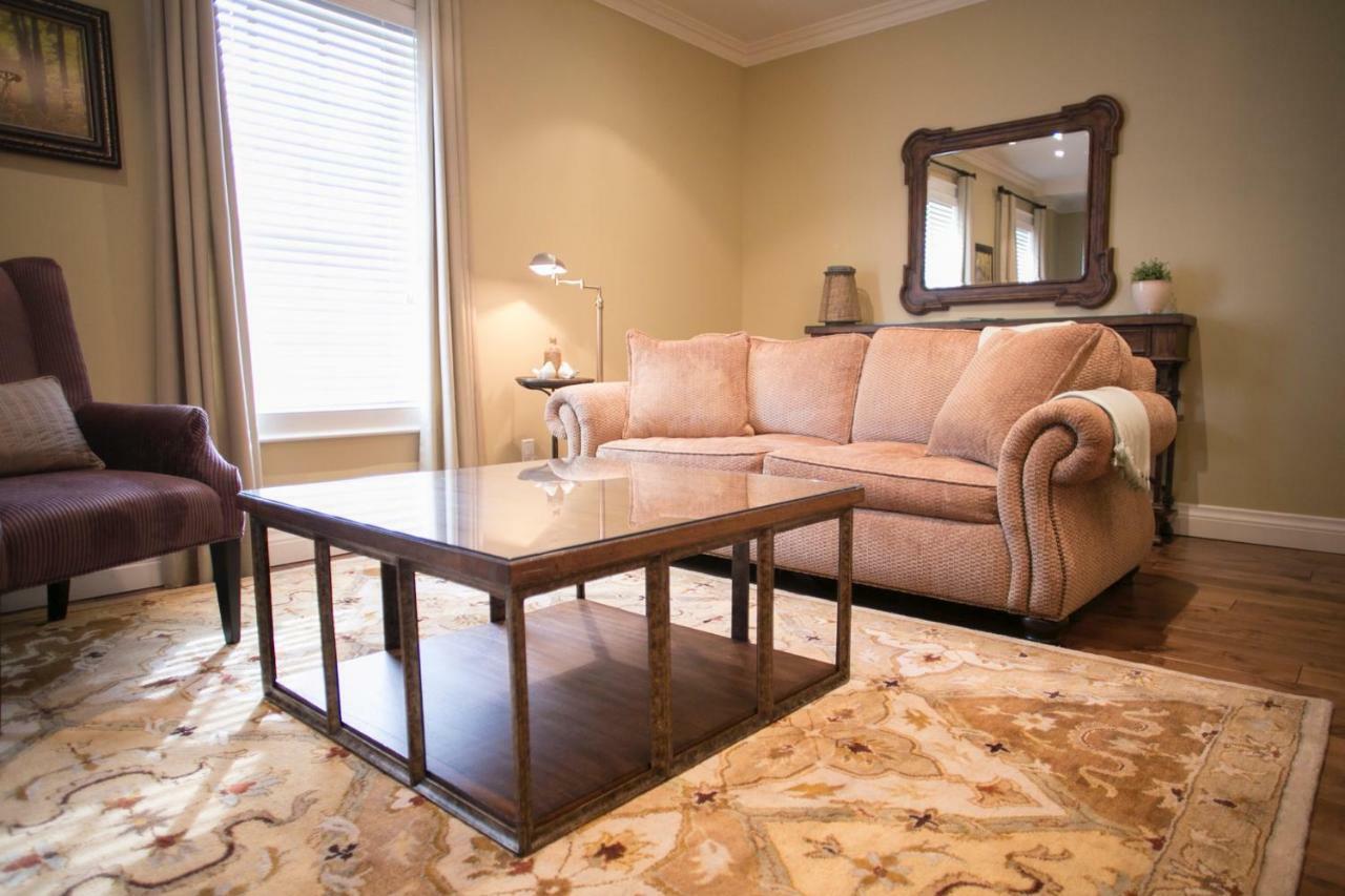 124 On Queen Hotel & Spa Niagara-on-the-Lake Luaran gambar A living room with a sofa