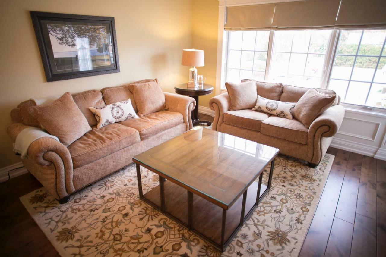 124 On Queen Hotel & Spa Niagara-on-the-Lake Luaran gambar A living room with a coffee table