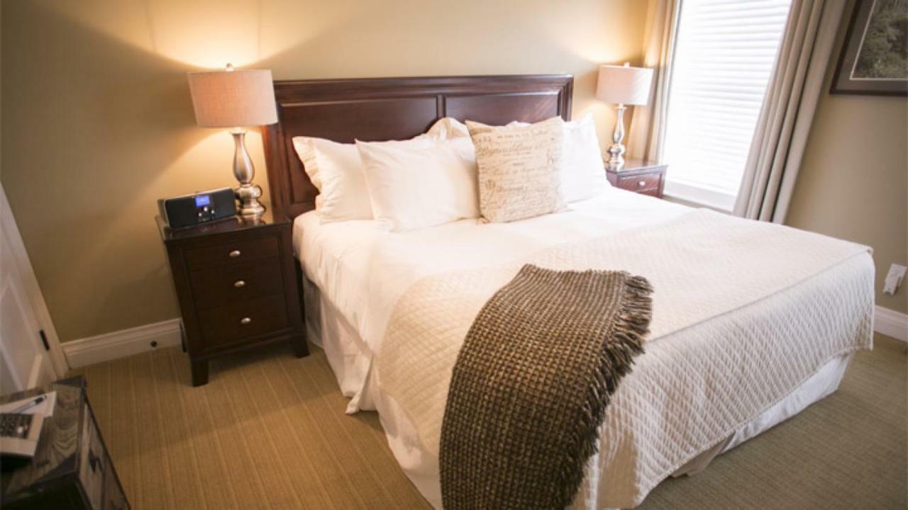 124 On Queen Hotel & Spa Niagara-on-the-Lake Luaran gambar A bed with a throw