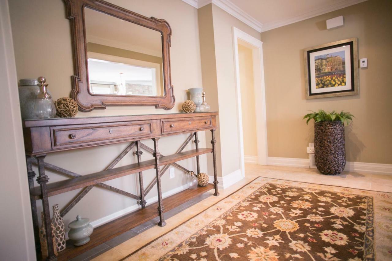 124 On Queen Hotel & Spa Niagara-on-the-Lake Luaran gambar A console table