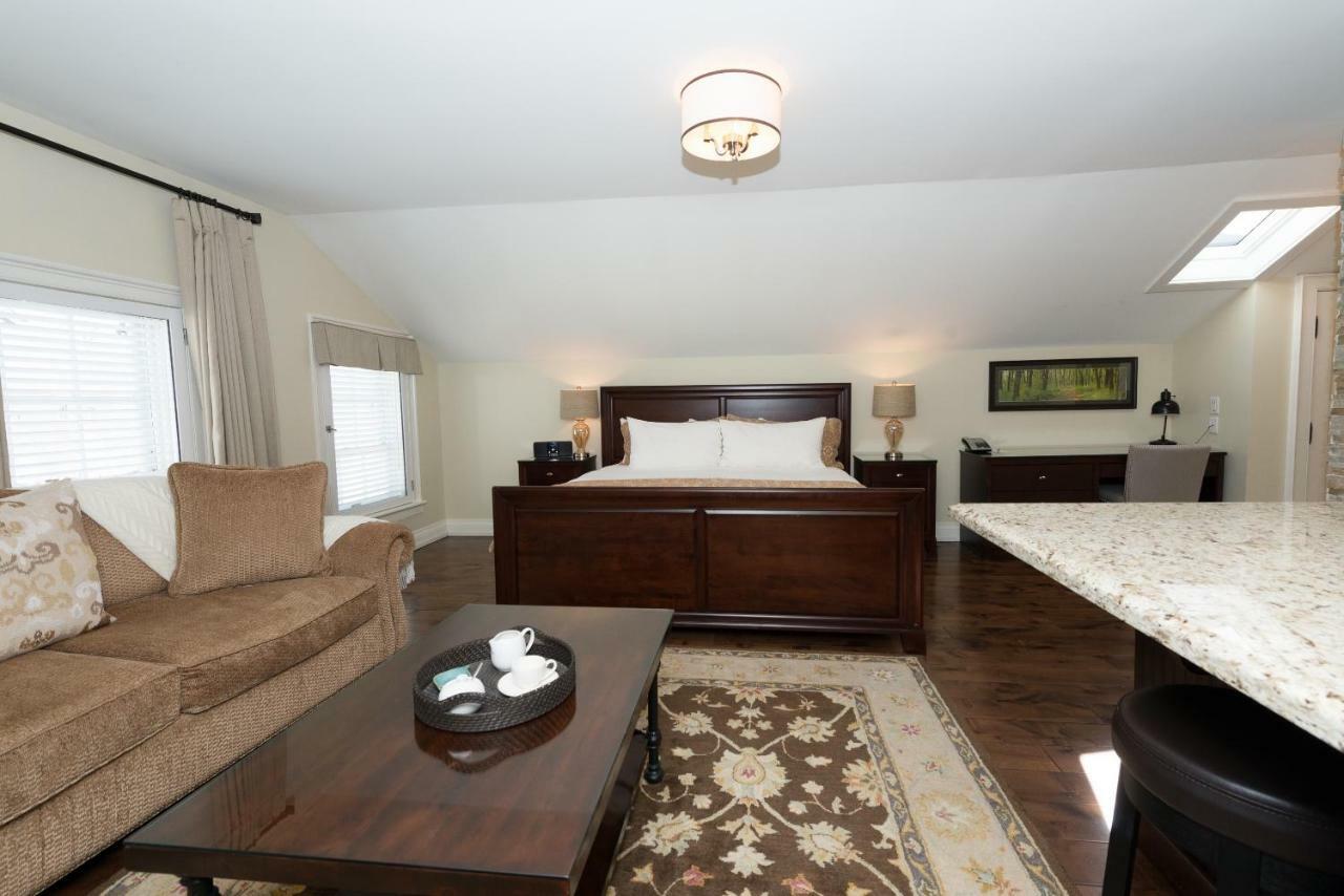 124 On Queen Hotel & Spa Niagara-on-the-Lake Luaran gambar A bedroom in a typical apartment