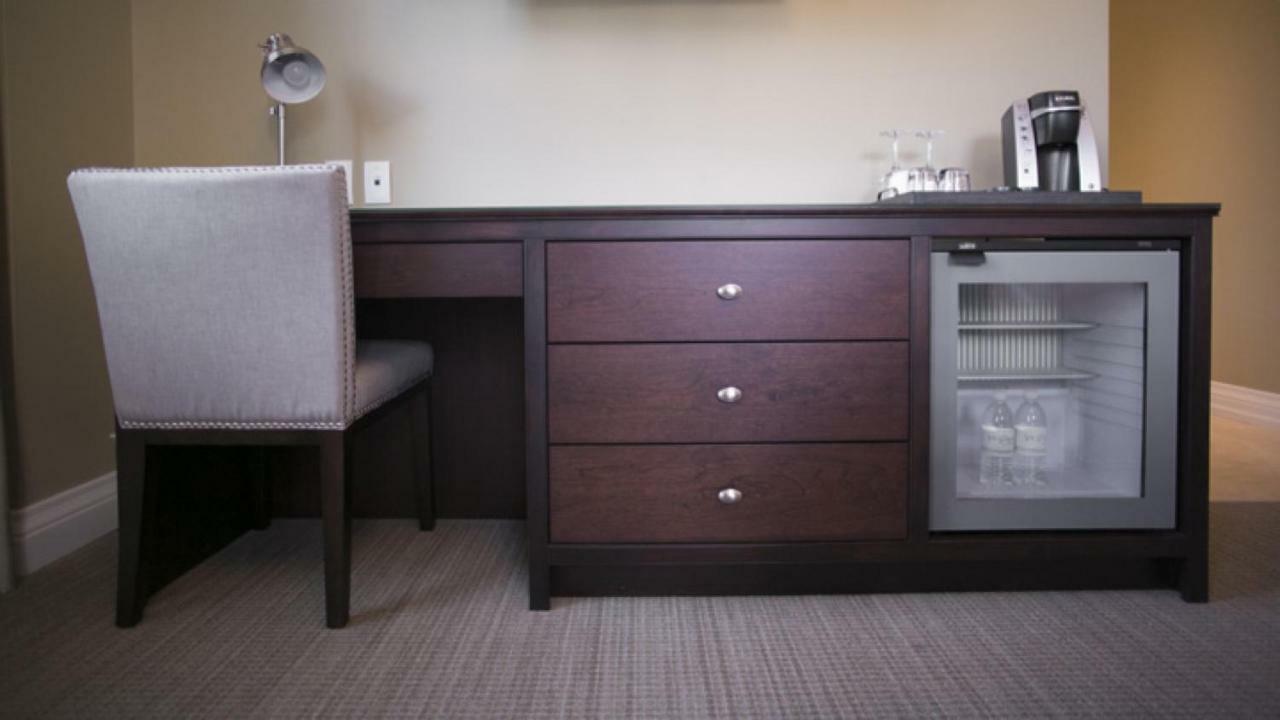124 On Queen Hotel & Spa Niagara-on-the-Lake Luaran gambar A mini-refrigerator in a hotel room