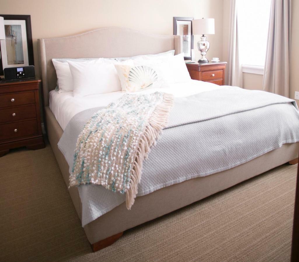 124 On Queen Hotel & Spa Niagara-on-the-Lake Luaran gambar A bed with a throw