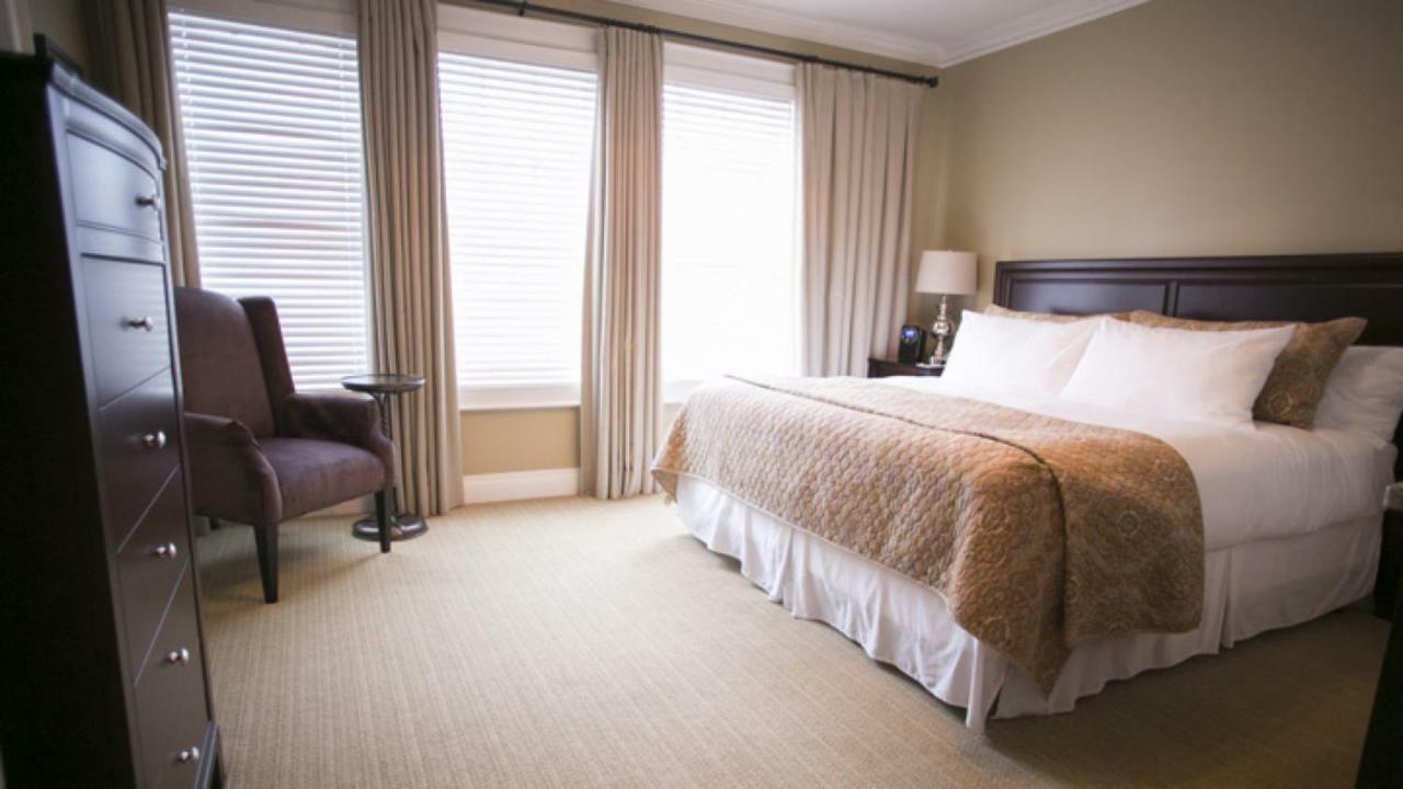 124 On Queen Hotel & Spa Niagara-on-the-Lake Luaran gambar A bedroom at the Inn at Laurel Point