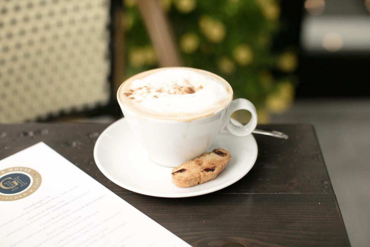 124 On Queen Hotel & Spa Niagara-on-the-Lake Luaran gambar A cappuccino