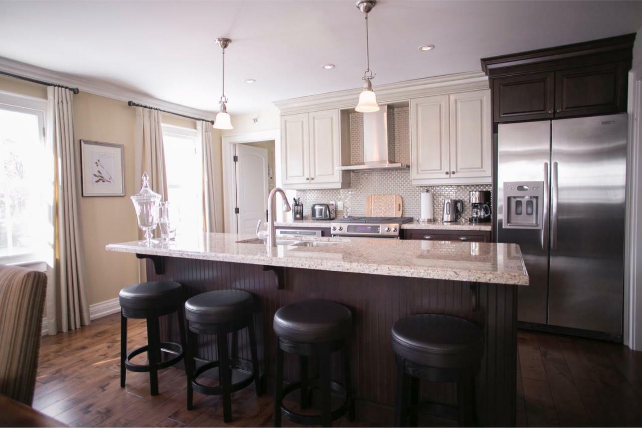 124 On Queen Hotel & Spa Niagara-on-the-Lake Luaran gambar A kitchen with a granite island