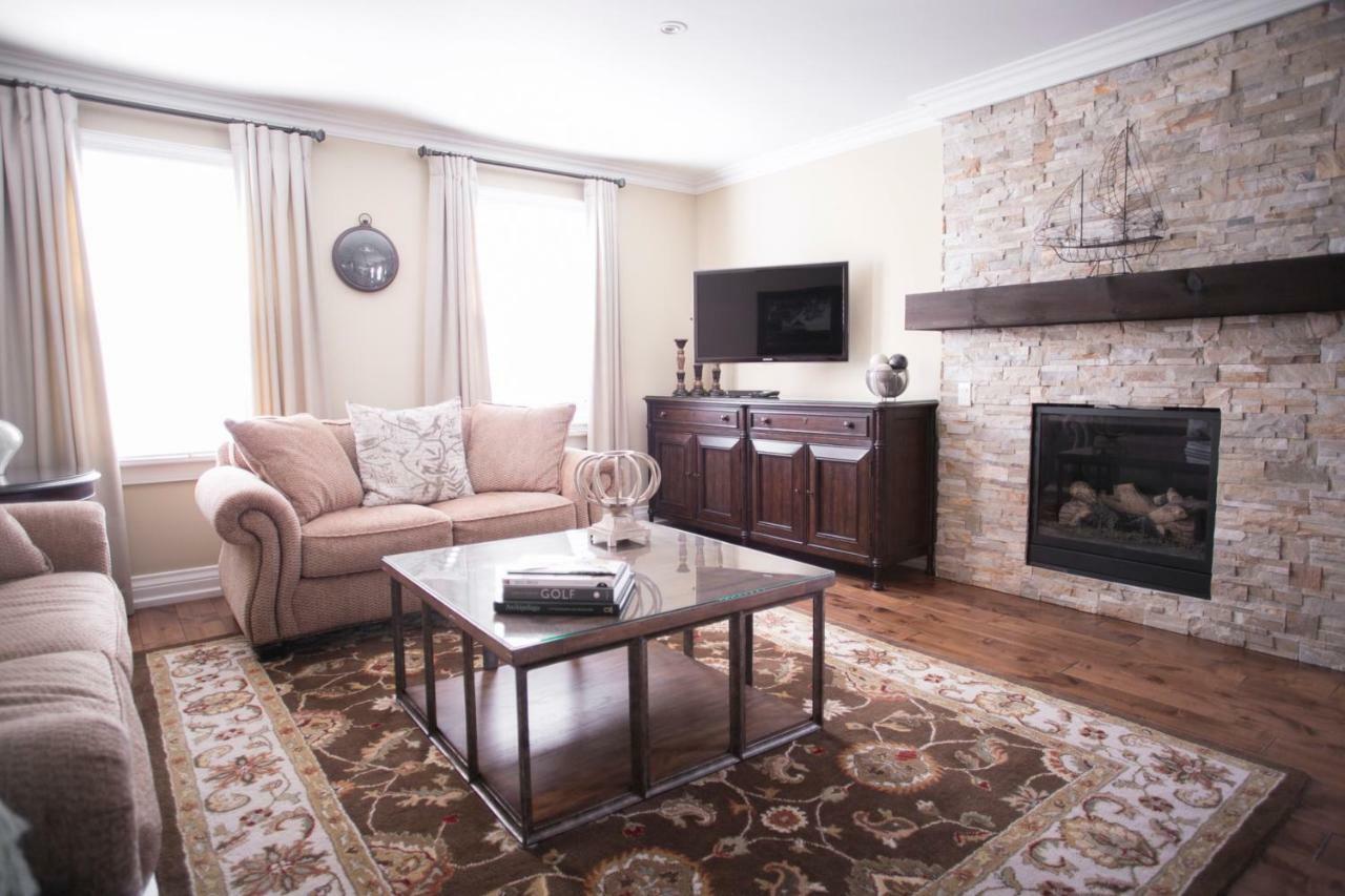 124 On Queen Hotel & Spa Niagara-on-the-Lake Luaran gambar A living room with a fireplace