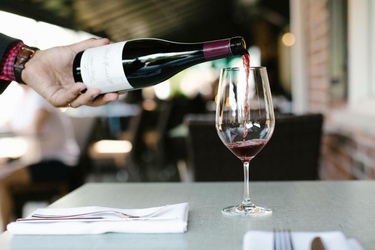124 On Queen Hotel & Spa Niagara-on-the-Lake Luaran gambar Wine being poured